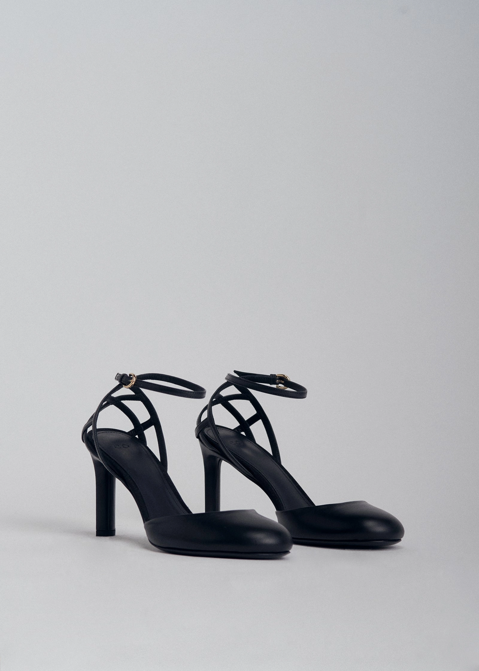 Round Toe Strappy Heel in Leather - Black