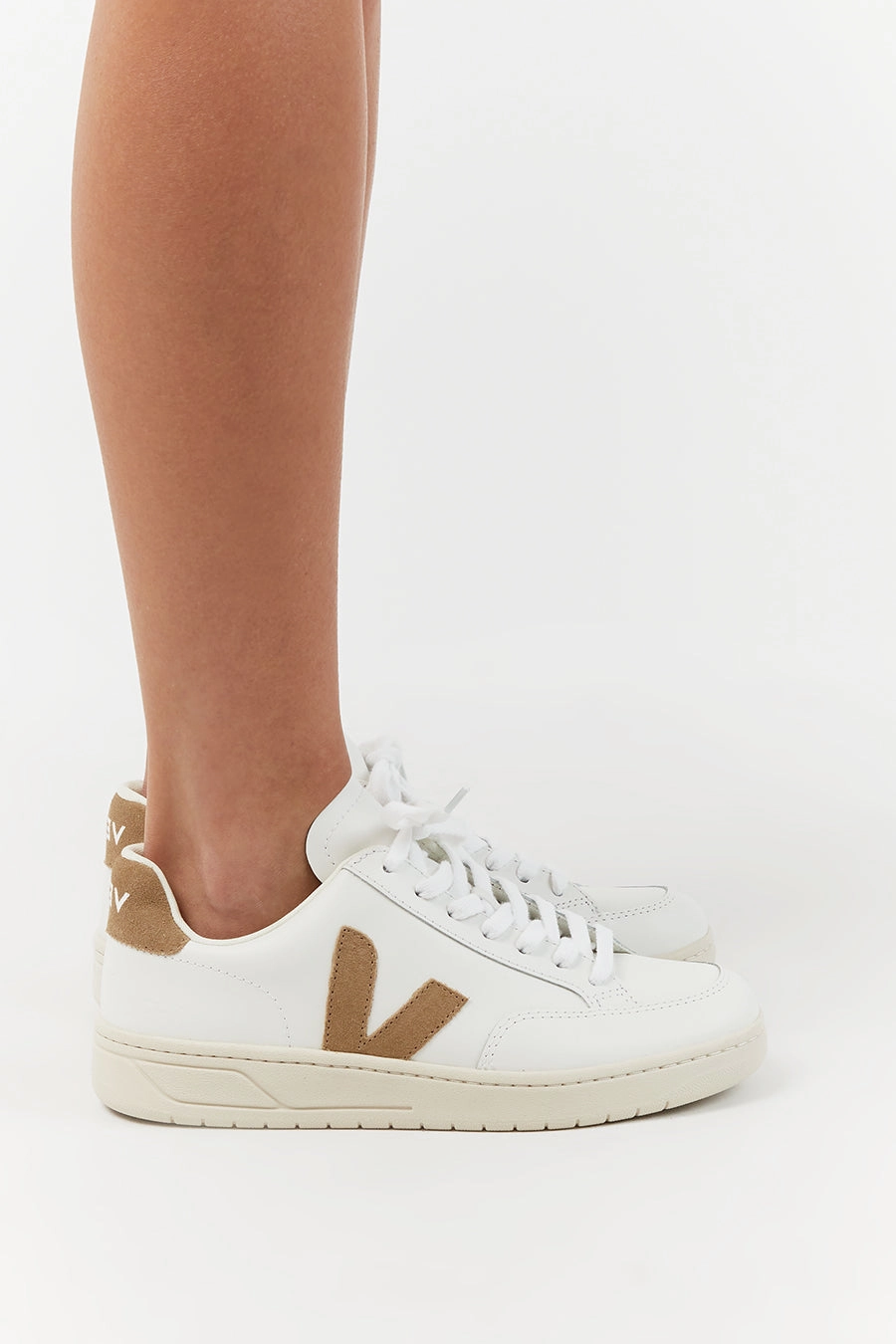 VEJA V-12 LEATHER EXTRA WHITE DUNE